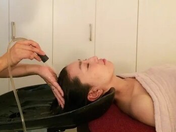 ビーワンサロン ブリリアント(beone salon brilliant)の写真/【安眠ヘッドスパ◆】ミネラル豊富かつ浸透水の高いビーワン水をたっぷり使用♪癒しのスパタイムを。