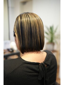 ノラキチジョウジ(NORA KICHIJOJI) ミディアムレイヤーカットハイライトバタフライカット海外ガール