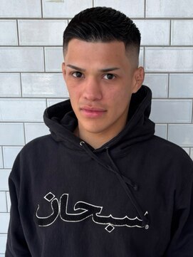 サンディーズバーバーショップ(Sandees) ミドルフェードフェザーアップバーバースタイル