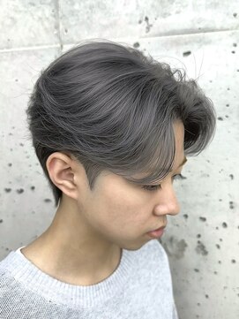 ビューブルー 亀戸錦糸町(VIEW BLUE) 毛流れセンターパート/シルバーカラー/フェザーショート