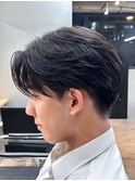 メンズ刈り上げセンターパートフェザーパーマブルーブラック