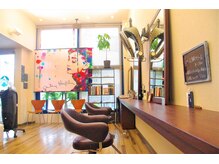 ヘアーメイクアサンテ(Hair Make Asante)の雰囲気（カフェ風のオシャレな店内はゆったりした時間が流れています。）