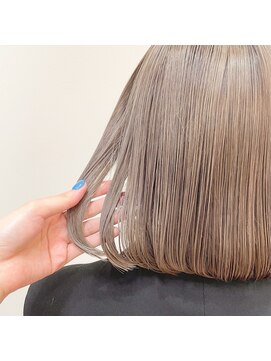 リノショアーズ 日本大通り店(RINOSHORES) ハイトーンブリーチまろやかミルクティーベージュボブmaaya