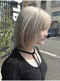 顔周りレイヤーボブホワイトベージュ