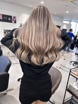 キング(K!ng)&nbsp;ハイライトカラーミルクティーベージュレイヤーカット