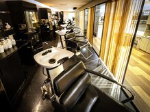 モッズヘア 越谷(mod's hair)の雰囲気（フロアと区切った個室風のシャンプーブースで寛ぎのひと時/越谷）