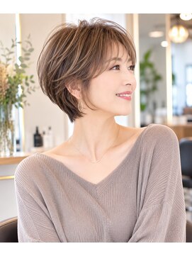 バグズ(Baguz) 40代50代小顔丸みショートレイヤーひし形ショート大人美人ヘア