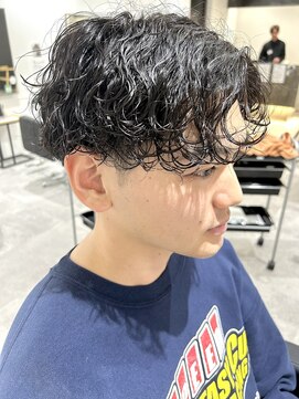 ヒュイル バイ ニアウ(Hwyl by Niau) メンズセンターパート波巻スパイラルパーマニュアンスパーマ眉毛