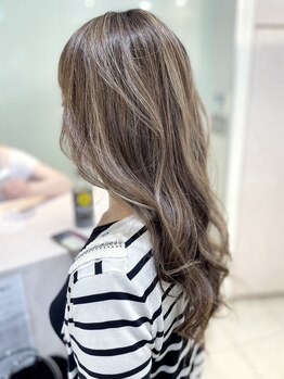 モア 下通店(MORE)の写真/女性らしく品のあるSTYLEへ―。肌色がキレイに見える“ハイライト”で明るい透明感×柔らかさが手に入る♪
