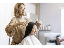 カウンセリングから仕上げまで一人のスタイリストが丁寧に担当する【完全マンツーマン施術】