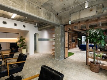 ニイ(nii.)の写真/実力派スタイリストがお客様に最高の環境をご提供できるよう、本と植物の温もりに包まれた癒しの空間です。