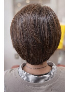 ミルキィ 五条店 ショート/ベージュ/ブラウン/50代/40代/うねり/ボブ/細毛/広がり