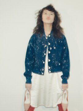 ミト(mito) シースルー赤タイツにくるくるパーマ