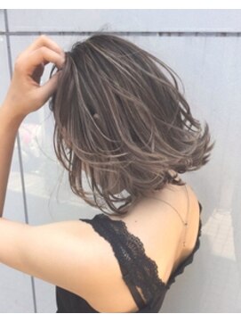 トルネード(TORNADO) 外国人風ウェービーボブ ハイライトグラデ グレージュ　外ハネ