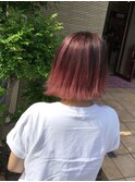 切りっぱなしボブ、外国人風ホワイトピンクグラデーションカラー