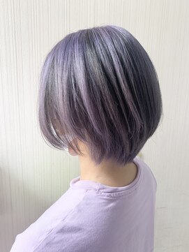 トムキャット(TOM CAT) ショートボブ ブリーチ ダブルカラー ラベンダグレー