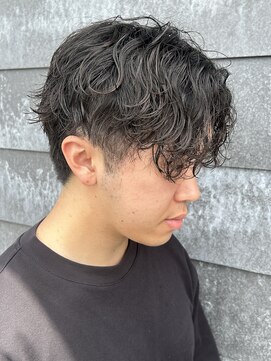 ヒュイル バイ ニアウ(Hwyl by Niau) メンズセンターパート波巻スパイラルパーマニュアンスパーマ眉毛