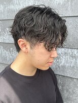 ヒュイル バイ ニアウ(Hwyl by Niau) メンズセンターパート波巻スパイラルパーマニュアンスパーマ眉毛