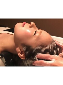 【AVEDA】で髪にも頭皮にも優しく洗い上げます。嫌なにおいや汚れも落ちて、健やかな頭皮と美髪が叶う◎