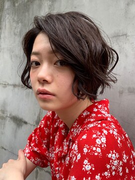 エラ(ELLA) 周りと差がつくお洒落ショートボブ