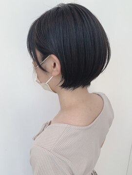 ステア ケース(stair case) 大人かわいい黒髪丸みショートボブ耳掛け