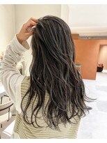 筋感のある細めハイライト外国人風オフィスで浮かないハイライト