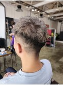 シルバーベージュブリーチカラーフェード短髪ツーブロック