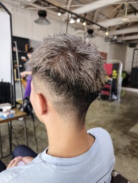 アノ(Ano.) シルバーベージュブリーチカラーフェード短髪ツーブロック