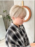 ショートヘア、マッシュショート、ホワイトブロンド、ブリーチ