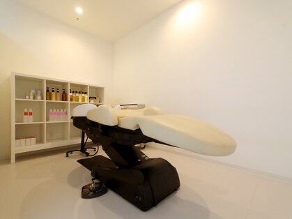 AND THE BEAUTY イオンタウン防府の写真