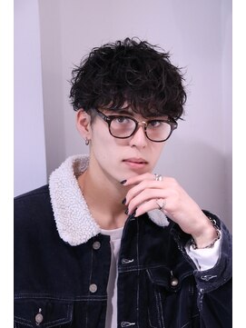 ネイビー(NAVY) 眼鏡が映えるヘア メガネ男子 波巻きパーマ 刈り上げマッシュ