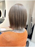 ショートボブミルクティーベージュハイトーンカラーダブルカラー