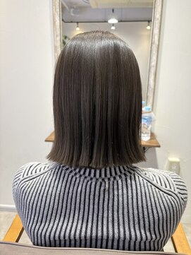 カタチ バイ アンジュ(katachi by Ange) ブリーチなしグレー×パツっとボブ