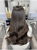 くすみブラウンベージュカラー×艶感ウェーブヘア