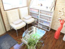 サロンドシルク SALON DE silkの雰囲気（本・マンガが充実で待ち時間も楽しめます☆）