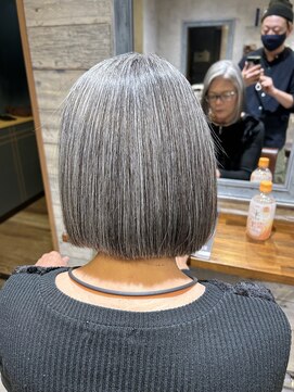 エスト(est) グレイヘア前下がりボブ　【新宿/縮毛矯正/夜19時以降受付】