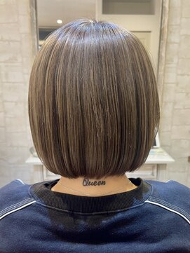 クオリア(Quaria) 切りっぱなしボブ透明感ハイトーンカラー10代20代30代おすすめ