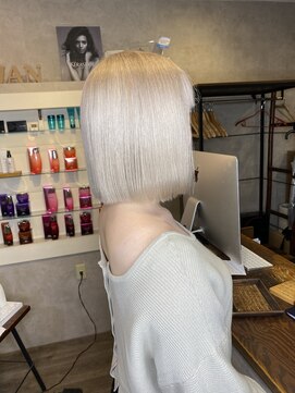 バズ サッポロ バイ フィーネ(BuzZ sapporo by Fi-Ne) ホワイトシルバーカラー