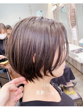 ヘアステージアミカル 横顔美人ショート