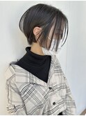 黒髪前下がりハンサムショート耳かけセンターパート