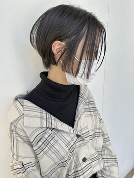 ステア ケース(stair case) 黒髪前下がりハンサムショート耳かけセンターパート