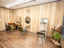 アクーユ(accueil)の雰囲気（落ち着いたウッド調の店内）