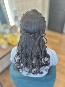 メゾンドミニョン(Maison de Mignon) 編み込みサイドリボンハーフアップ