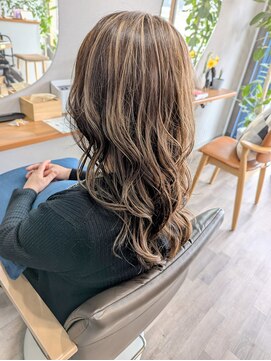 ルオム(LUOMU) 筋感際立つ【脱白髪染めハイライトカラー】[みどりの]