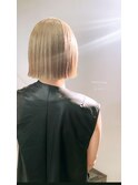 ぱつボブ/ホワイトベージュ/ハイトーンカラー/下通