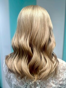 エターナルバイマティーナ(Eternal by MATINA) 【ホワイトブロンド/フェミニンロング】池袋美容室