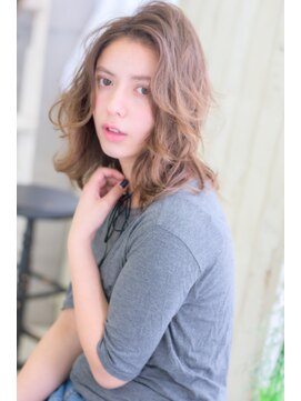 アイビー(Ivy) 伸ばしかけ　外ハネ　ウルフ