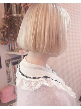 ベティ(Bettie) 外国人風 ミニボブ × ホワイトブロンド