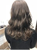 赤みのないソフトグレージュ