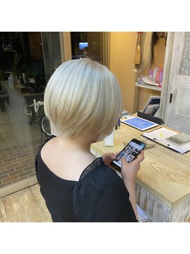 エミーバイモアムー(Emmie byMoremuu) ホワイトブロンド